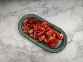 西红柿洗干净，切成块