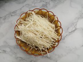 金针菇切去根部，然后洗干净