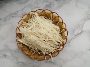 金针菇切去根部，然后洗干净