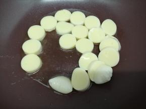 锅里加入适量的油，烧到七成热时，把豆腐放入锅中一面煎好