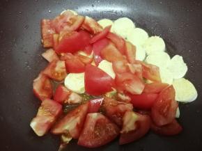 再加入西红柿翻炒均匀