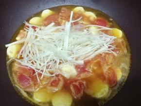 然后加入金针菇煮五分钟