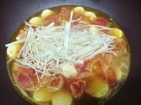 然后加入金针菇煮五分钟