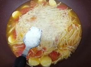 在加入糖煮一分钟左右即可，关火出锅