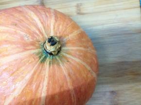 南瓜洗干净，把一面的根切平稳