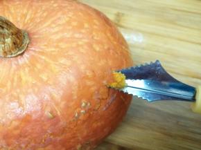 然后用花刀在南瓜的四周刻一圈