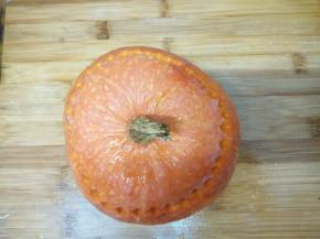 用刀将南瓜顶部切开