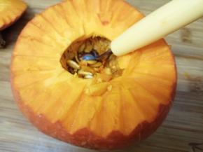 把里面的籽和镶用勺挖出