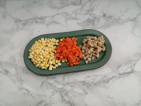 玉米粒剥下来，火腿肠和胡萝卜切成丁