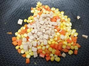 再加入火腿肠翻炒到食材熟