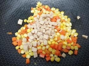 再加入火腿肠翻炒到食材熟