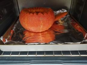 南瓜先放入烤箱中层，180度烤20分钟