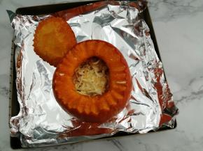 
底部先铺一层马苏里拉奶酪