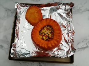 
再放入火腿肠，胡萝卜和玉米粒