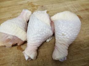 鸡腿用水洗干净