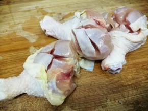 然后在鸡腿的两面打上花刀