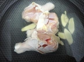 锅里加入适量的水，再把料酒和姜片放入锅中，然后再放入鸡腿焯水，去除血水