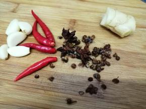 准备花椒，大料，姜蒜，小米椒