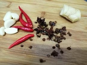 准备花椒，大料，姜蒜，小米椒