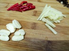 姜切成丝，蒜用刀拍一下，小米椒一切三段