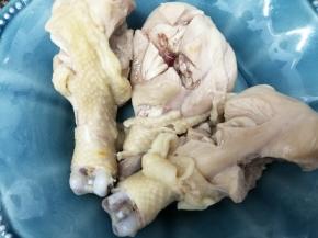 把焯好水的鸡腿捞出，用温水冲洗一遍再捞出