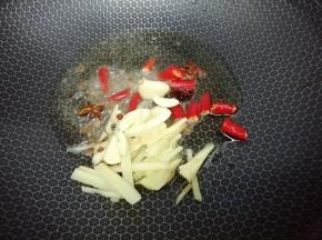 锅加入适量的油烧到七成热时，把姜蒜，小米椒，花椒，大料放入锅中爆香