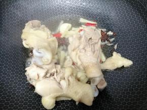 再把焯好水的鸡腿放入锅中翻炒几下