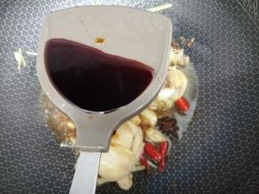 再加入生抽翻炒均匀