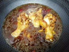 再加入和食材一平的水，大火烧开，转中火慢煮