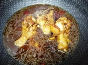 再加入和食材一平的水，大火烧开，转中火慢煮
