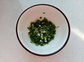 1.	小葱切成葱花，加入一小撮小苏打和少量植物油搅拌均匀