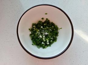 1.	小葱切成葱花，加入一小撮小苏打和少量植物油搅拌均匀
