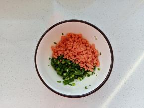 2.	再将火腿肠切成小粒放入搅拌均匀