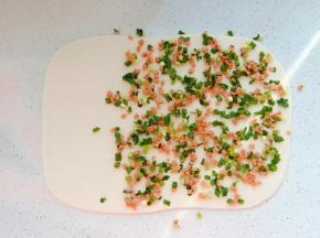 5.	将面片的2/3铺满葱花火腿粒