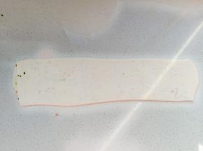 8.	擀成长条（注意力度轻点，不要擀破）