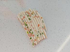 10.	每份切成筷子粗细的长条