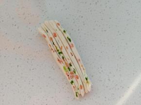 11.	将切面向上，对半摞起来