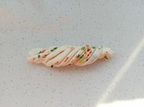 12.	捏住两头，反向卷一下