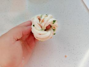 14.	再将尾端绕起来，尾部塞到下面