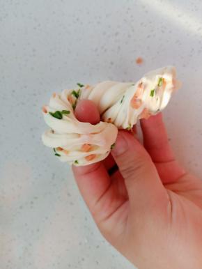 13.	如图围着手指绕一圈。