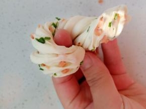 13.	如图围着手指绕一圈。