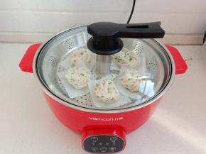 16.	依次做好所有，将升降锅升起来，锅中加温水，花卷依次摆入盖上盖子进行发酵
发酵至两倍大，选择中火，水开后计时，蒸10分钟，关火闷2分钟