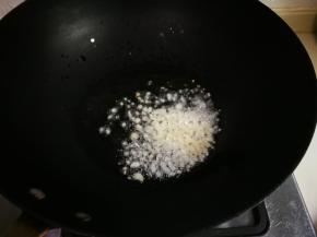 热锅凉油放入姜末煎出香味