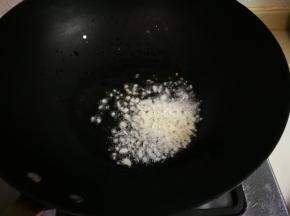 热锅凉油放入姜末煎出香味