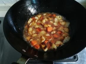 放入两勺蒸鱼豉油，适量盐，糖热水烧开转小火焖两分钟