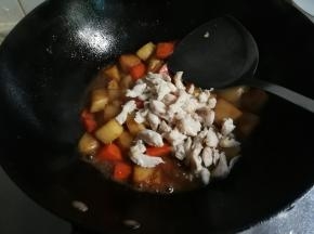 放入鸡丁