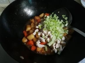 放入芹菜