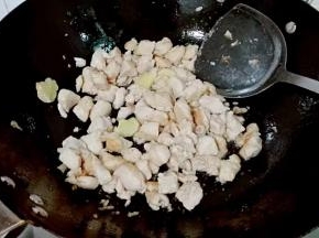 放入鸡丁划熟盛出