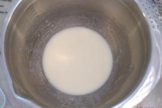 玉米油和牛奶倒入打蛋盆内，搅拌至乳化，呈现乳白色。