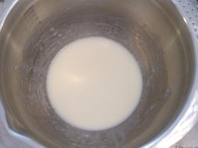 玉米油和牛奶倒入打蛋盆内，搅拌至乳化，呈现乳白色。